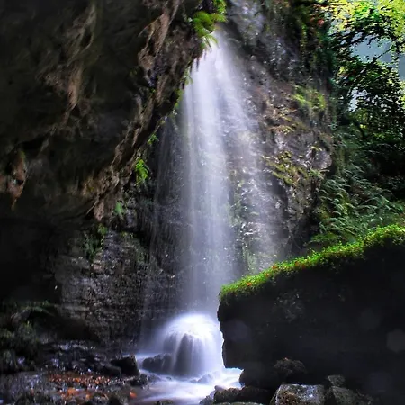 Tully View House Nyaraló *